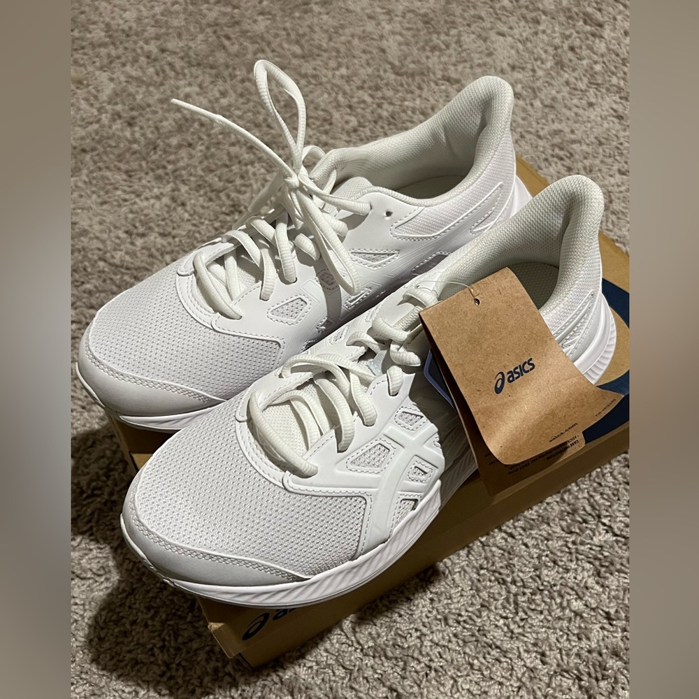 *NEW* Jolt 4 Asics - 7.5 Wide